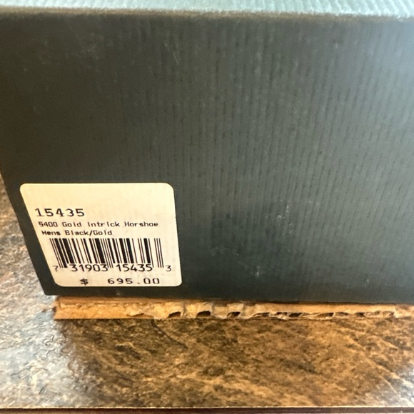 Gucci Gold and Black Luxury Watch with Date Window - Picture 7 of 7